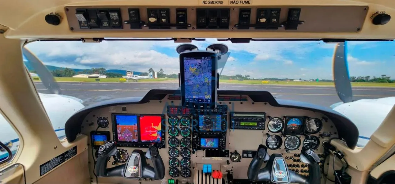 Avionics suite of a 2001 Piper Seneca V PA-34-220T.