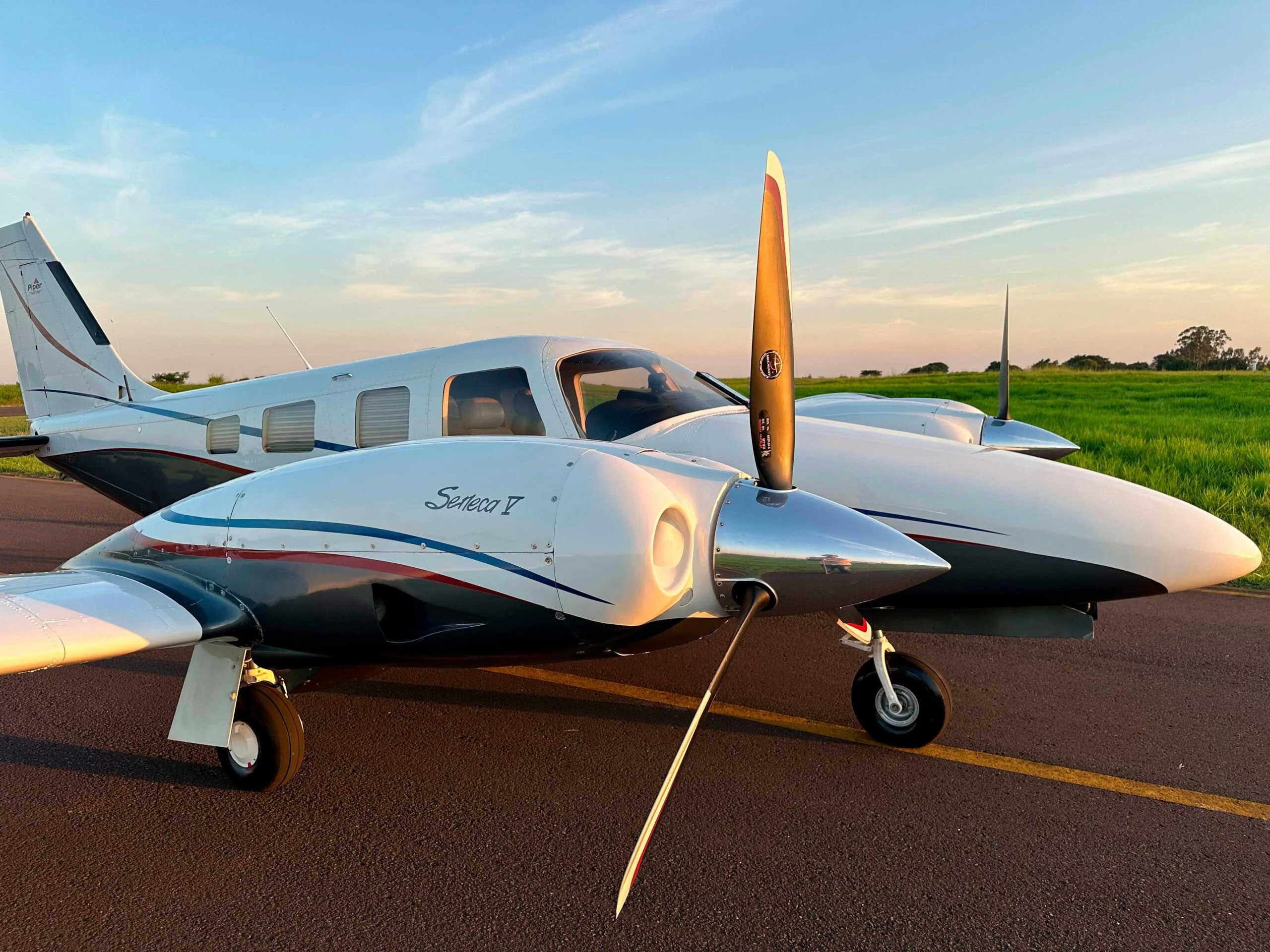 Exterior view of a 2002 Piper Seneca V PA-34-220T.