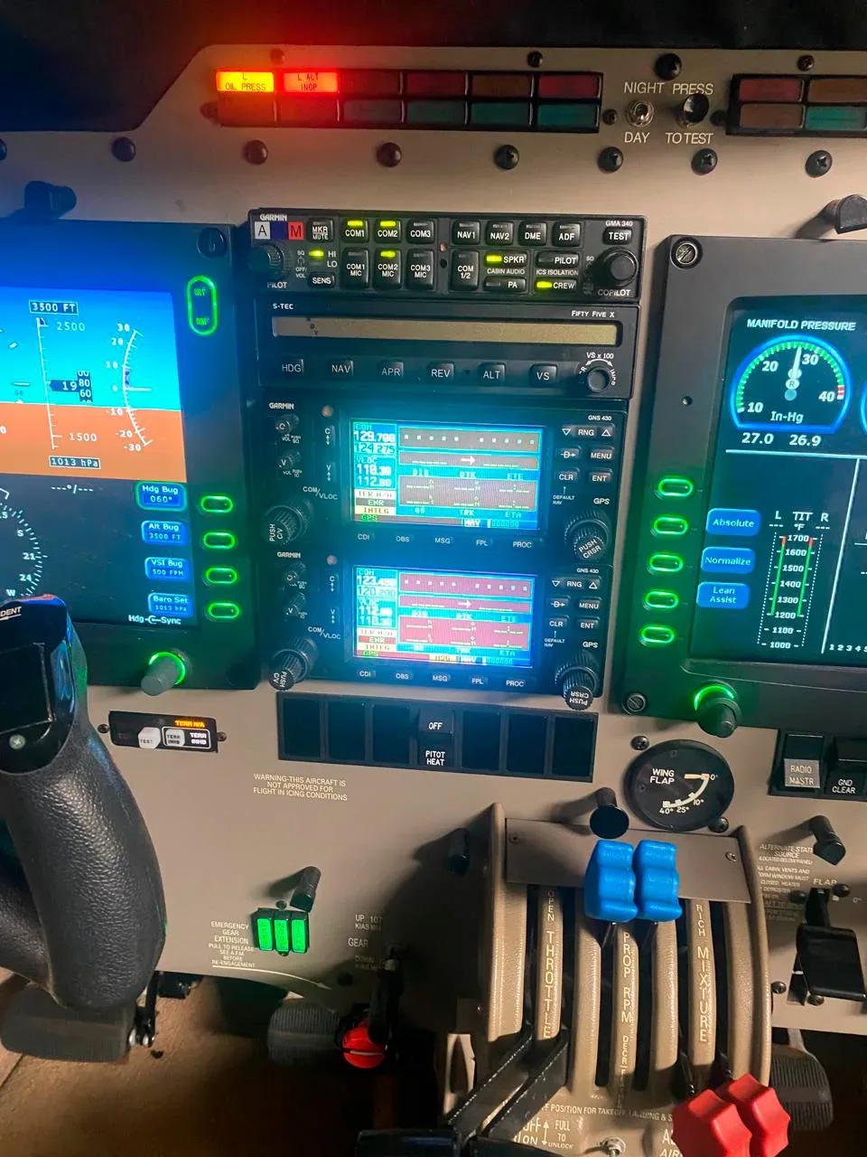Cockpit and instrument panel of a 2006 Piper Seneca V PA-34-220T.