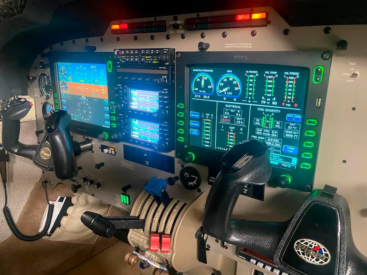 Cockpit and instrument panel of a 2006 Piper Seneca V PA-34-220T.