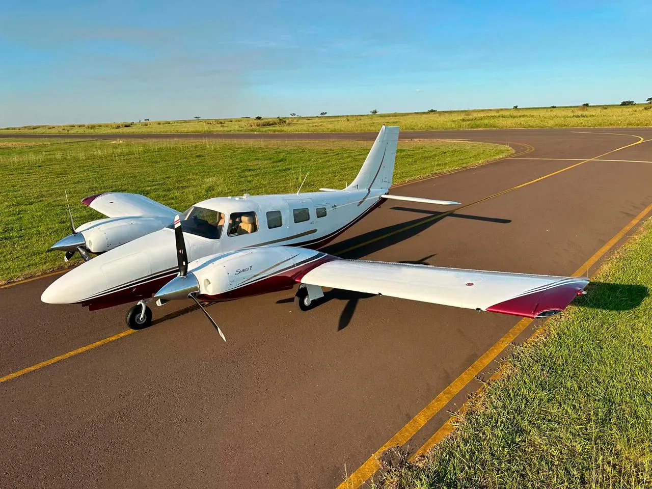 Exterior view of a 2009 Piper Seneca V PA-34-220T.