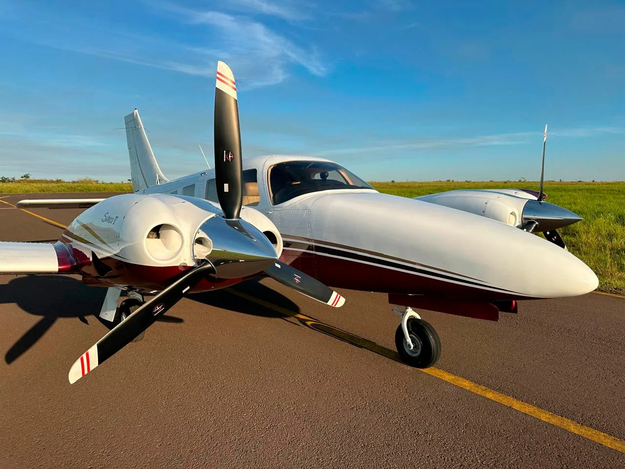 Exterior view of a 2009 Piper Seneca V PA-34-220T.