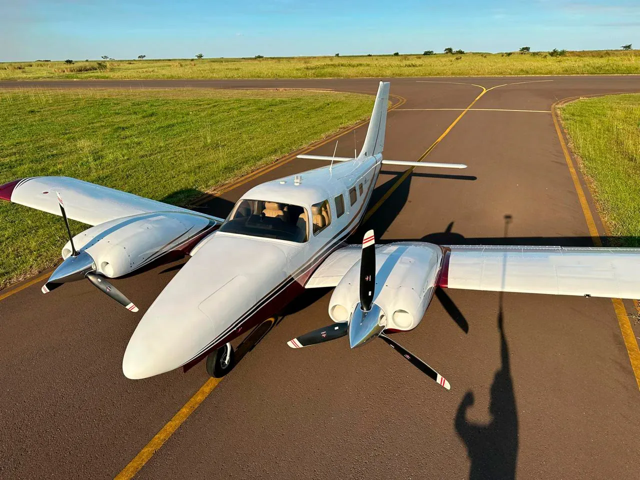 Exterior view of a 2009 Piper Seneca V PA-34-220T.
