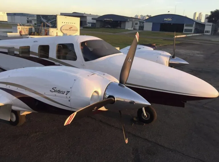 Exterior view of a 2012 Piper Seneca V PA-34-220T.