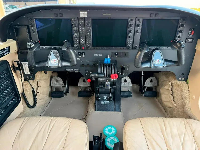 Cockpit and instrument panel of a 2014 Piper Seneca V PA-34-220T.