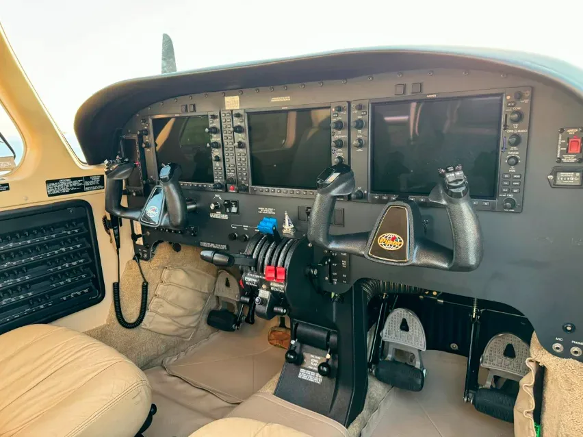 Cockpit and instrument panel of a 2014 Piper Seneca V PA-34-220T.