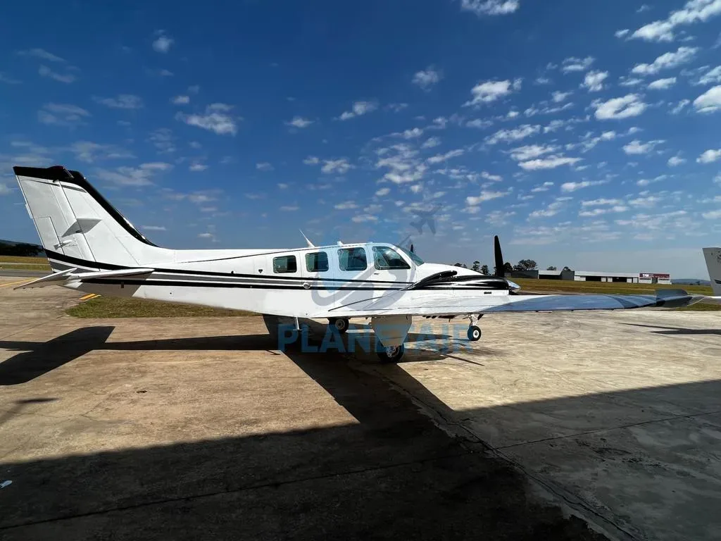 Exterior view of a 1990 Beechcraft Baron 58.