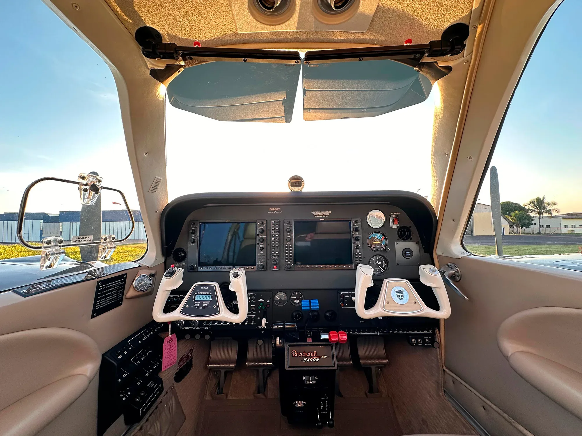 Cockpit and instrument panel of a 2008 Beechcraft Baron G58.