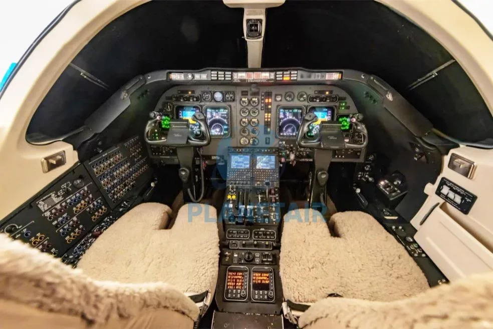 Cockpit and instrument panel of a 1999 Beechcraft BEECHJET 400A.