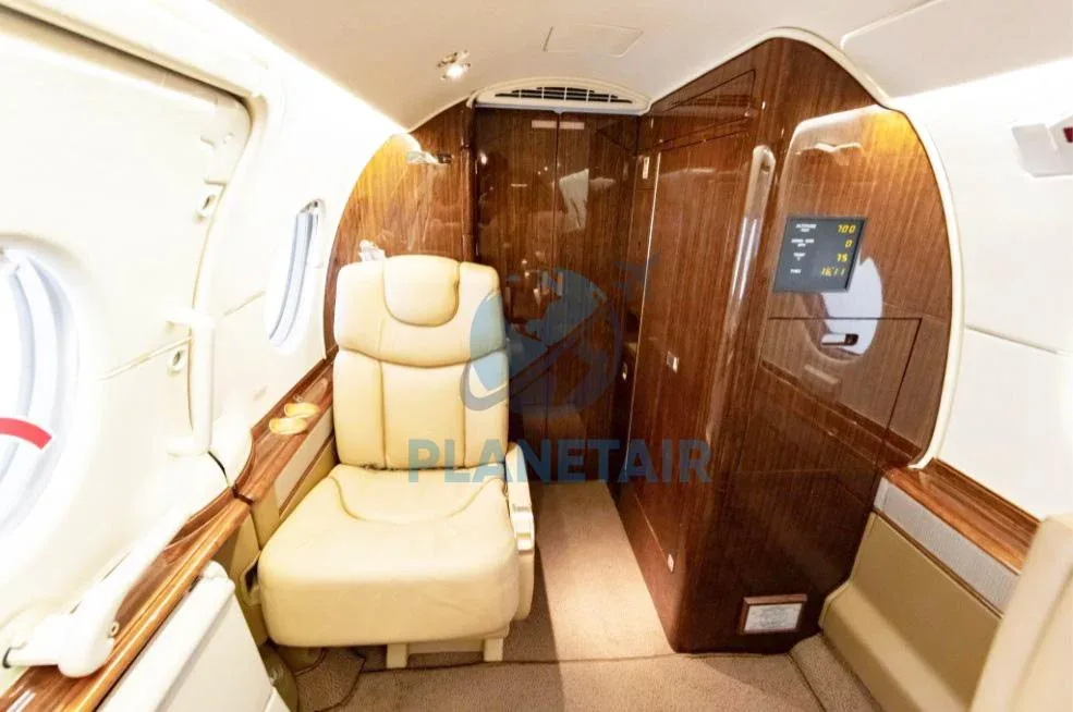 Cabin interior of a 1999 Beechcraft BEECHJET 400A.