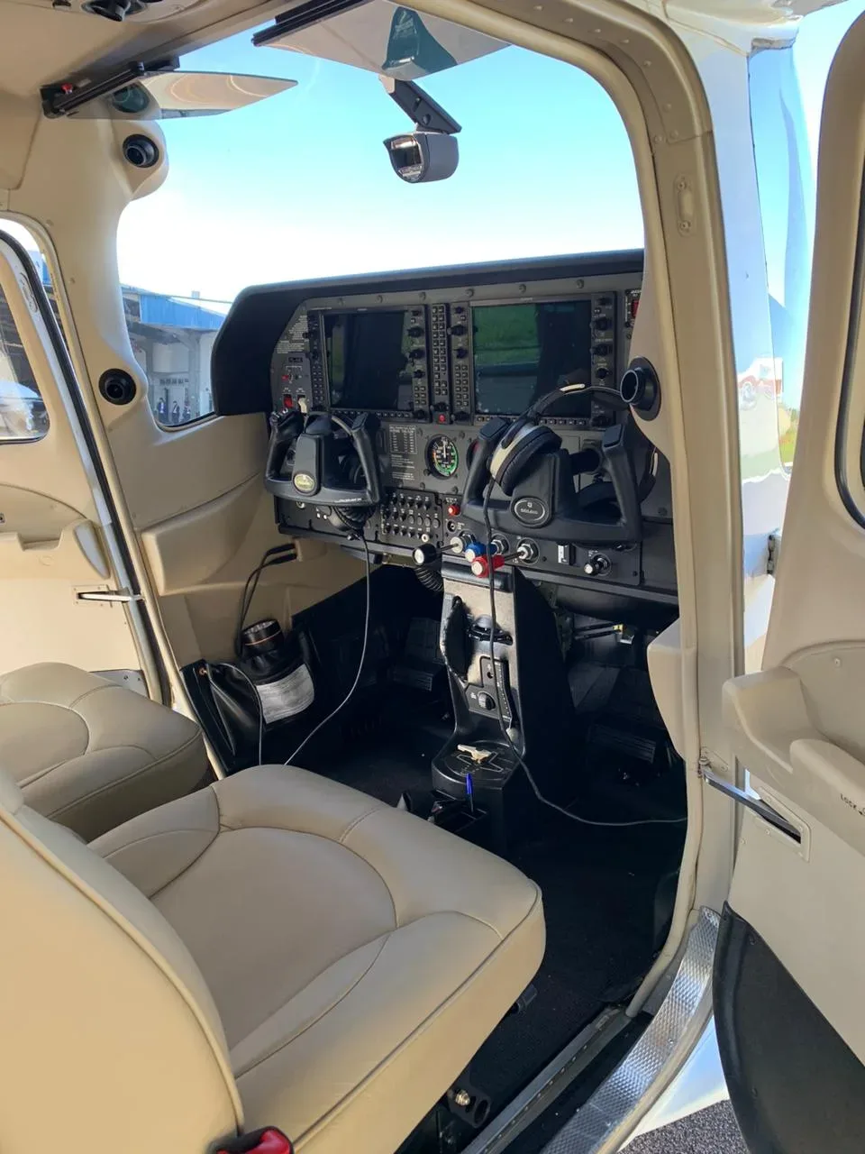 Cockpit and instrument panel of a 2020 Cessna 182T SKYLANE.