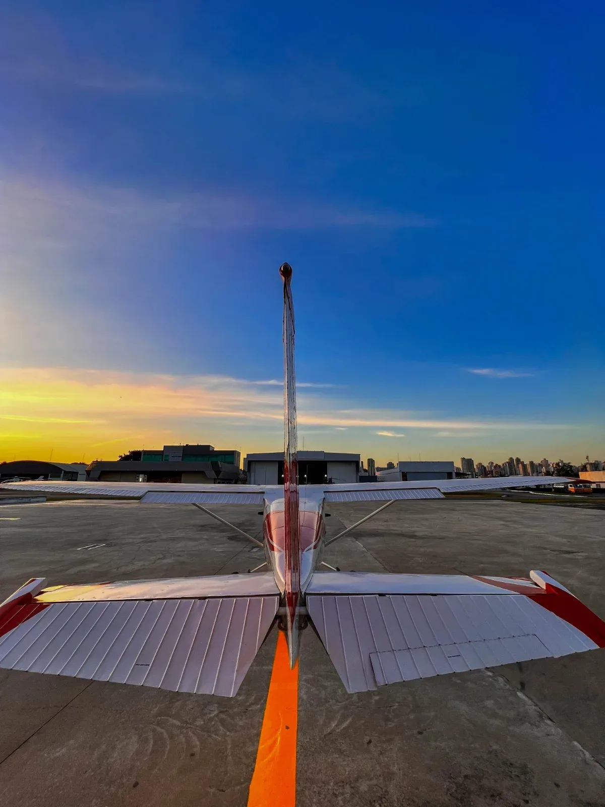 Exterior view of a 1963 Cessna Aircraft 172C- Ano 1963.