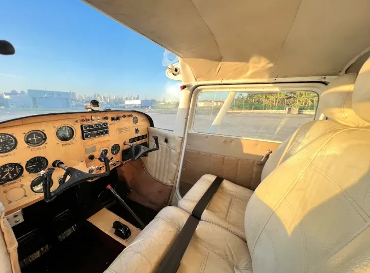 Cabin interior of a 1963 Cessna Aircraft 172C- Ano 1963.