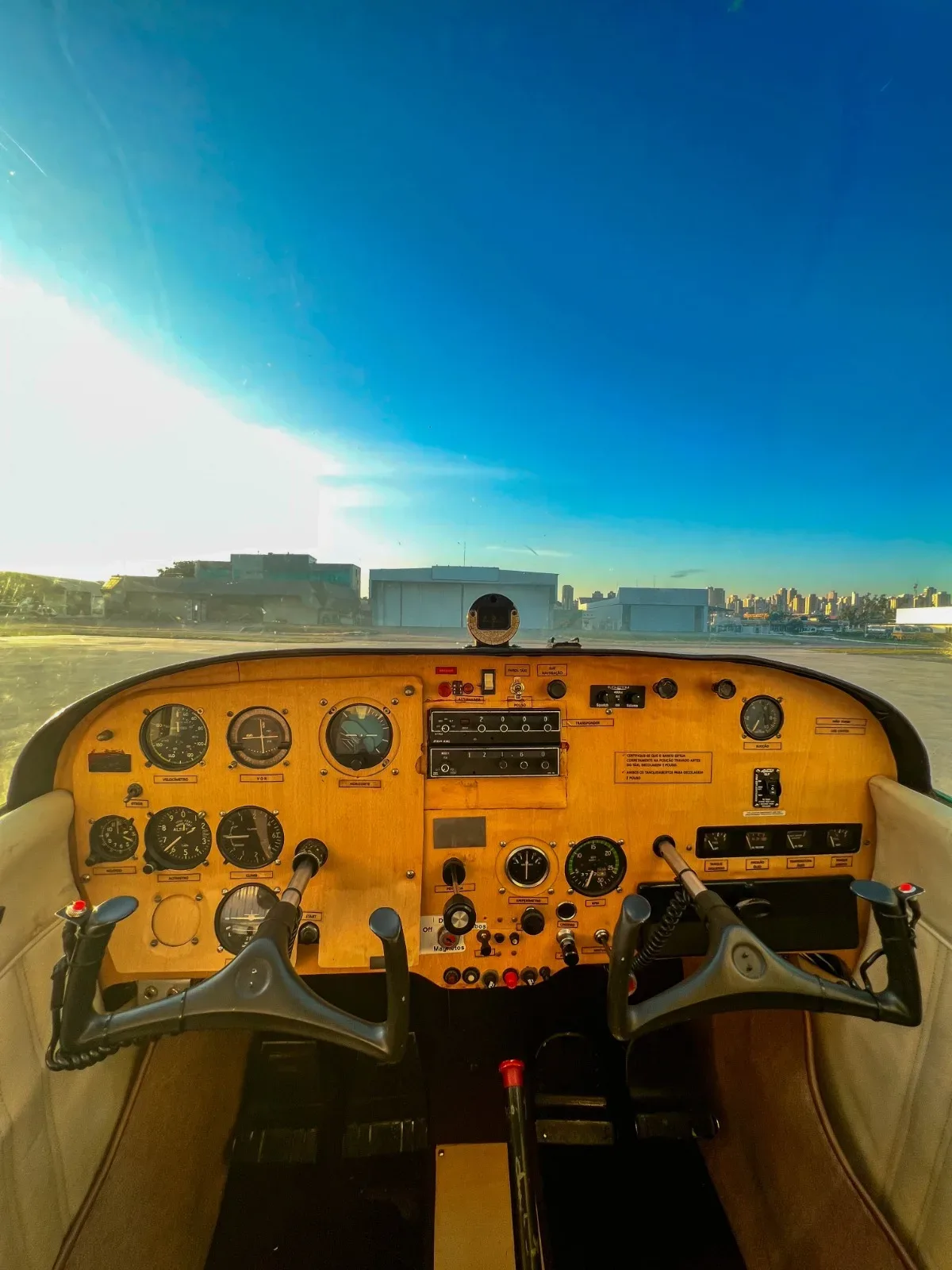 Cockpit and instrument panel of a 1963 Cessna Aircraft 172C- Ano 1963.