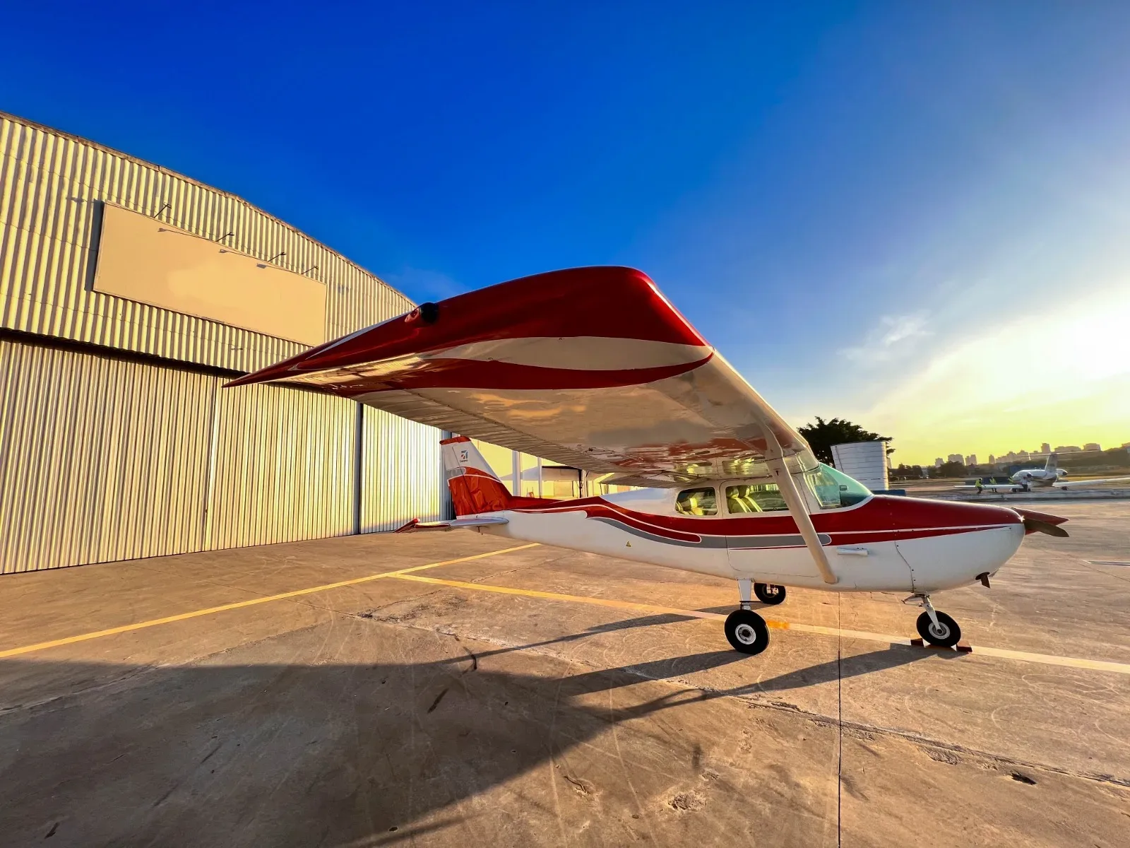 Exterior view of a 1963 Cessna Aircraft 172C- Ano 1963.