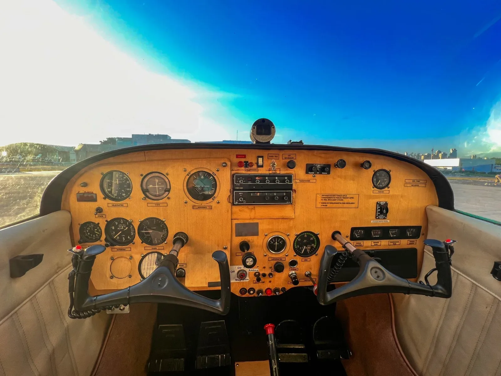 Cockpit and instrument panel of a 1963 Cessna Aircraft 172C- Ano 1963.
