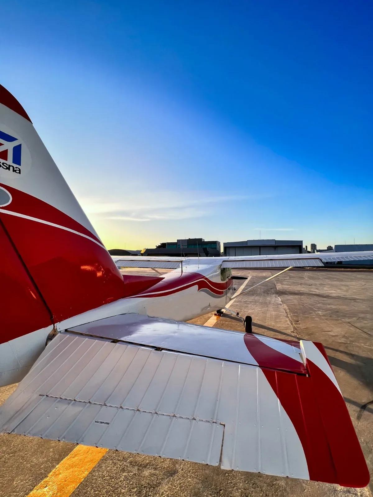 Exterior view of a 1963 Cessna Aircraft 172C- Ano 1963.