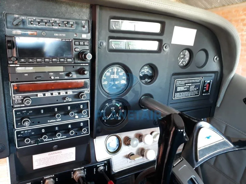 Avionics suite of a 1972 Cessna Aircraft 182P Skylane.