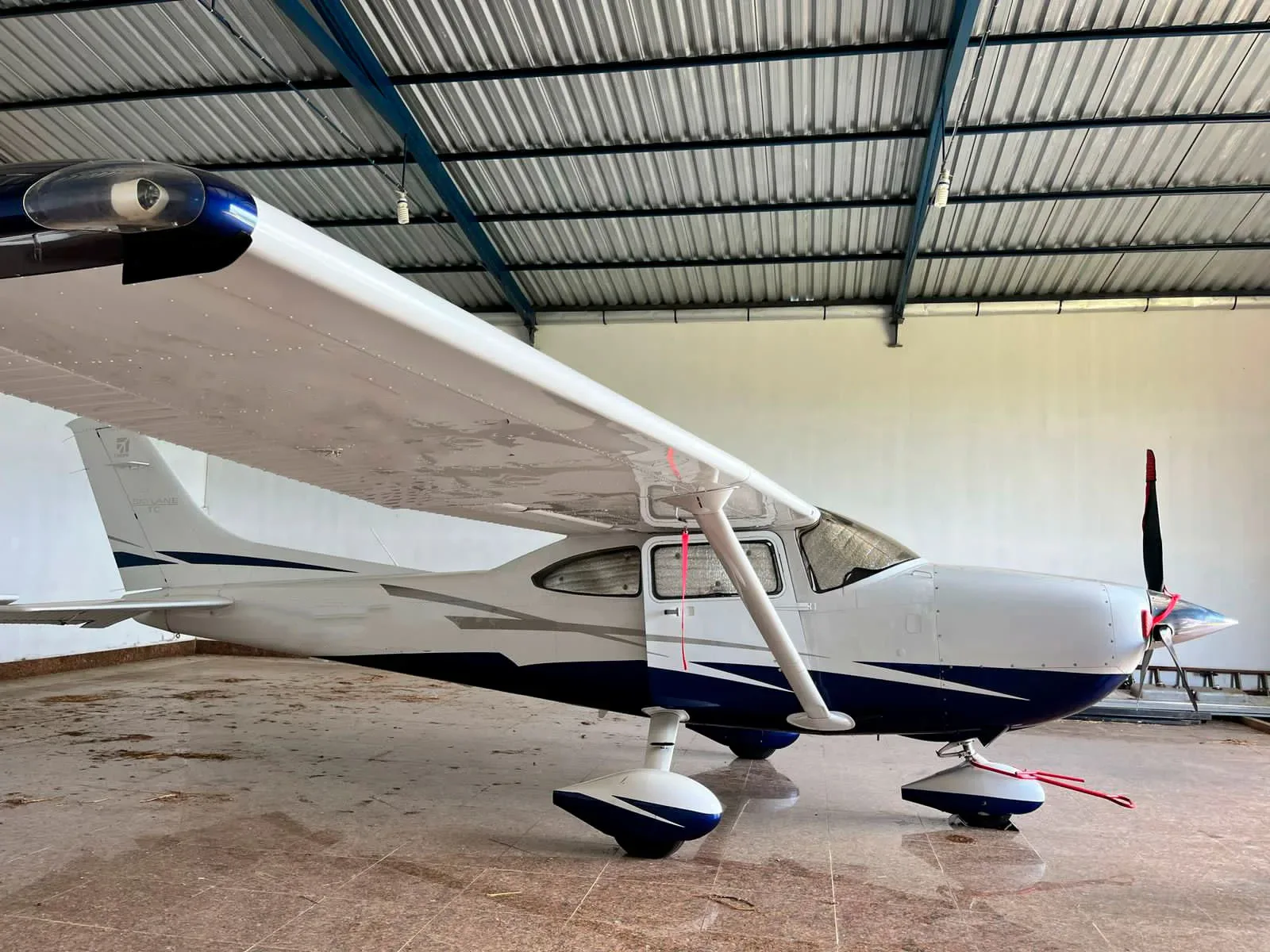 Exterior view of a 2010 Cessna TURBO 182 SKYLANE TC.