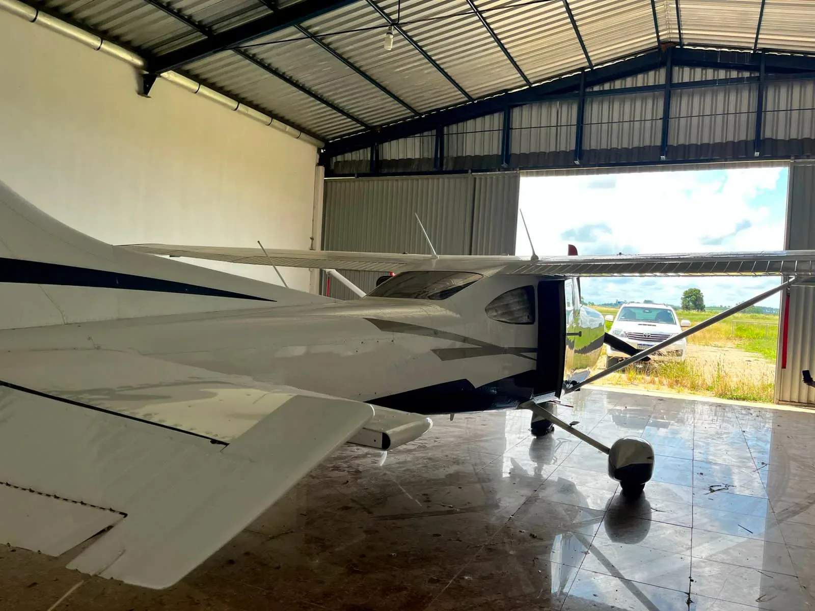 Exterior view of a 2010 Cessna TURBO 182 SKYLANE TC.