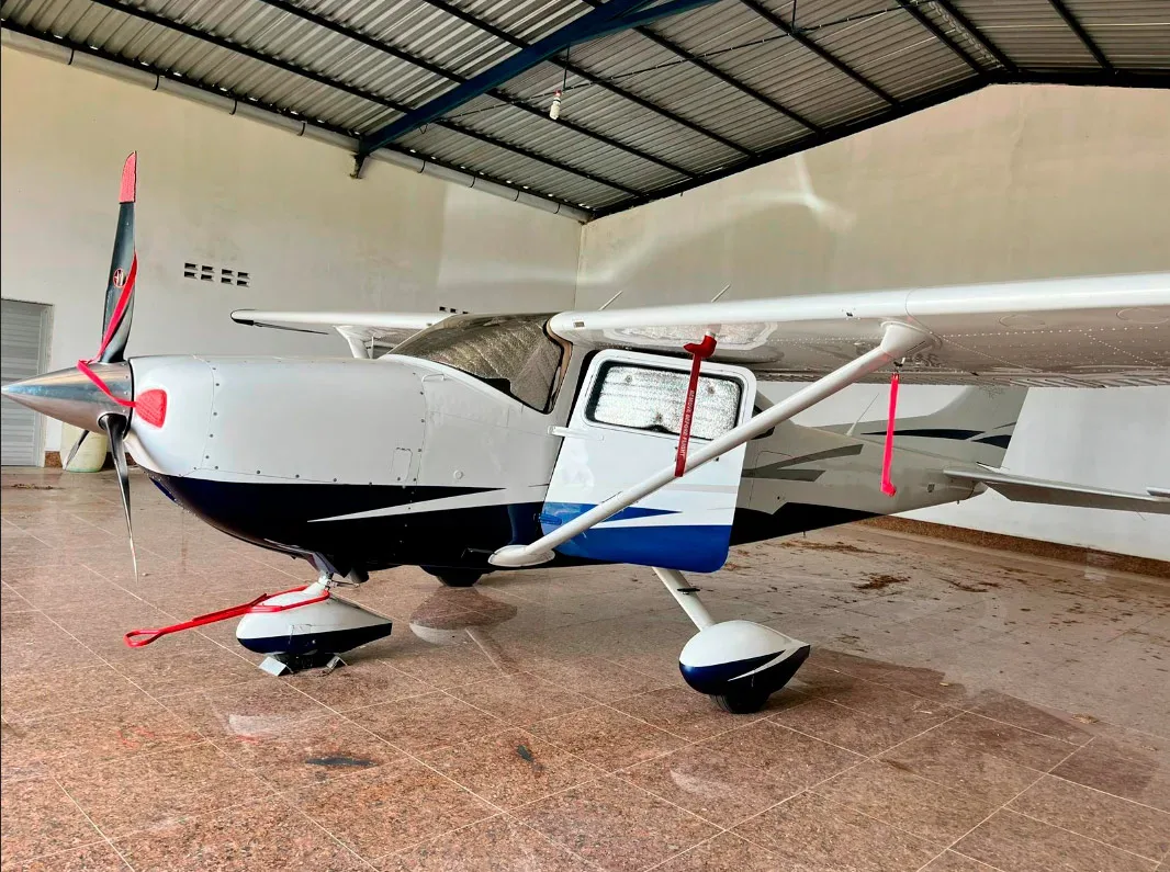 Exterior view of a 2010 Cessna TURBO 182 SKYLANE TC.