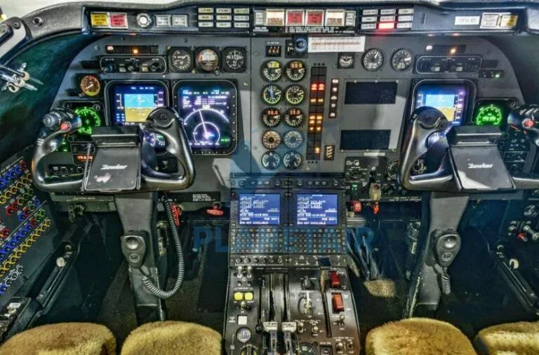 Cockpit and instrument panel of a 2005 Beechcraft HAWKER 400XP.