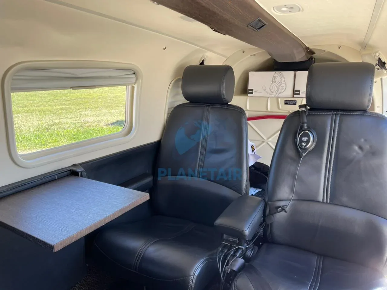 Cabin interior of a 2005 Piper AIRCRAFT Saratoga II TC PA-32R-301T.