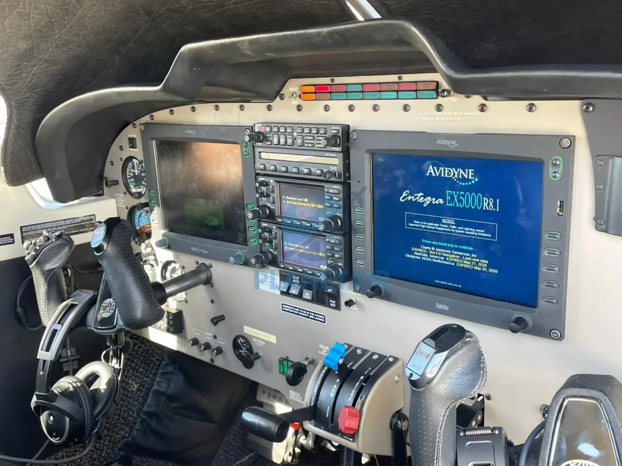 Avionics suite of a 2005 Piper AIRCRAFT Saratoga II TC PA-32R-301T.