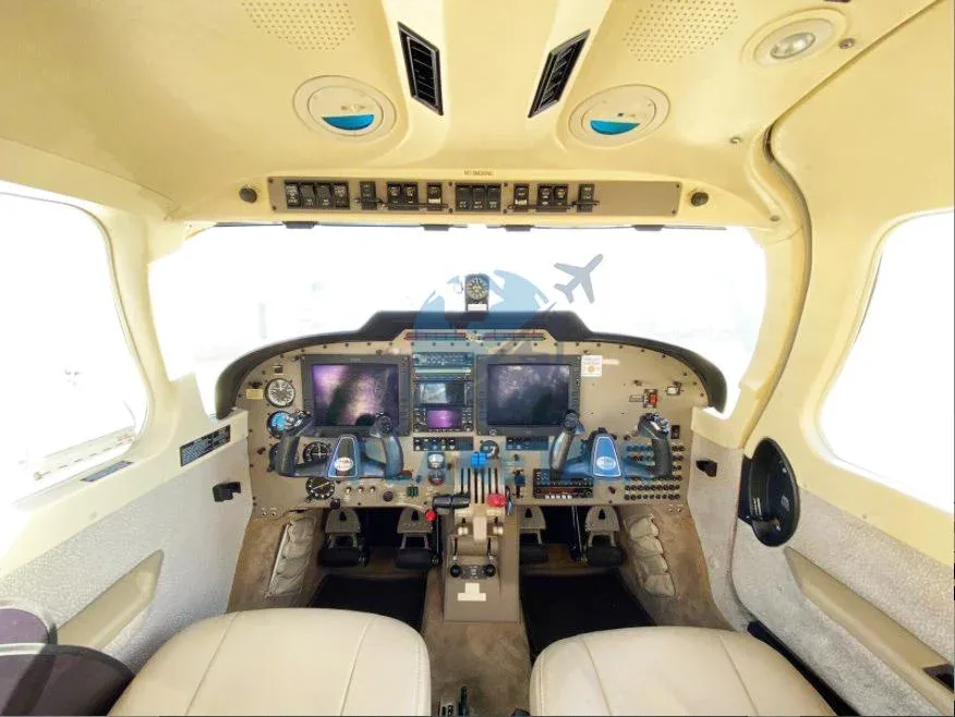 Cockpit and instrument panel of a 2007 Piper Aircraft Seneca V PA-34-220T.