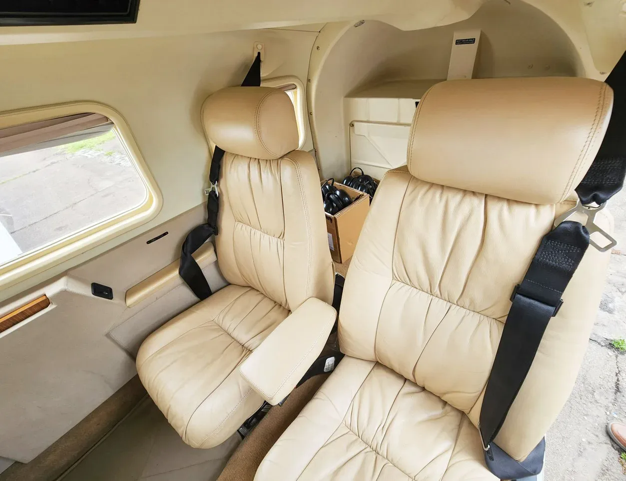 Cabin interior of a 2013 Piper Aircraft Seneca V PA-34-220T.