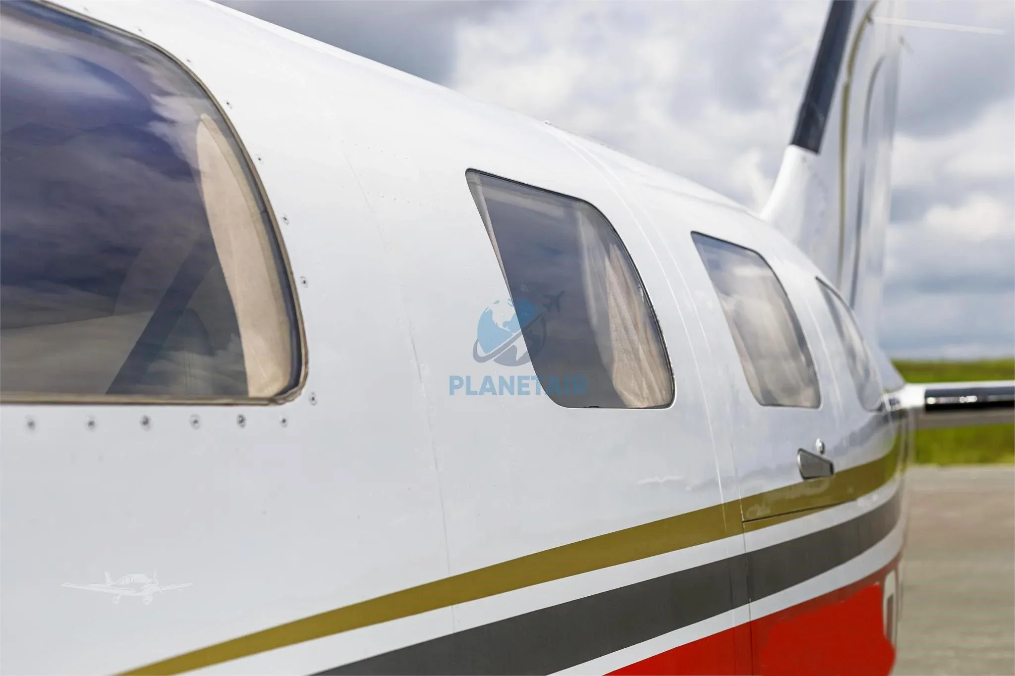 Exterior view of a 1986 Piper JETPROP DL PA-46.
