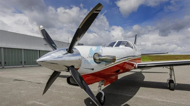 Exterior view of a 1986 Piper JETPROP DL PA-46.