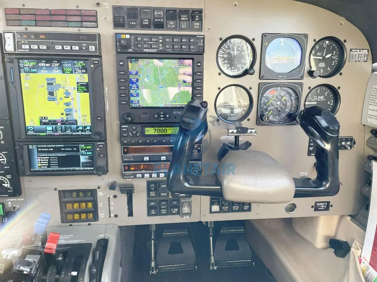 Cockpit and instrument panel of a 1993 Piper Jetprop DL PA-46.