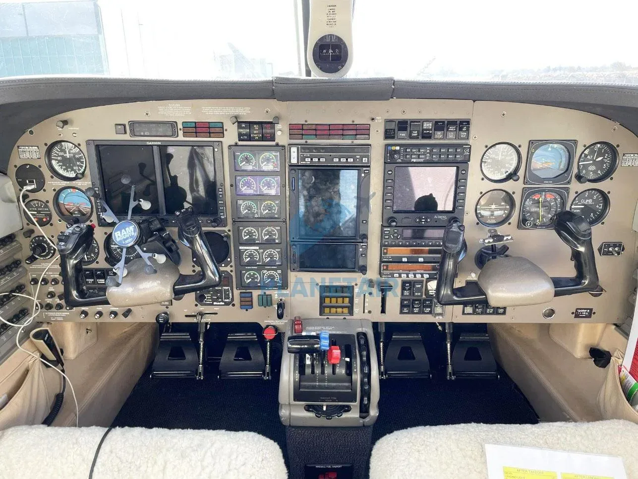 Cockpit and instrument panel of a 1993 Piper Jetprop DL PA-46.