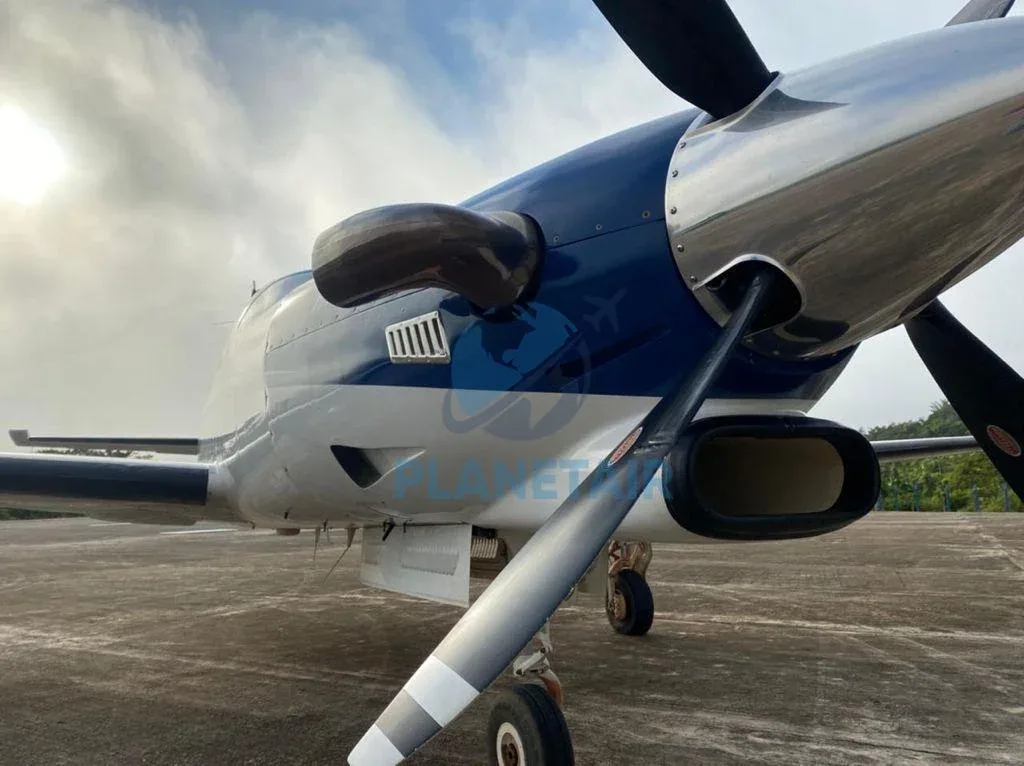 Exterior view of a 1990 Piper JETPROP DLX PA-46.