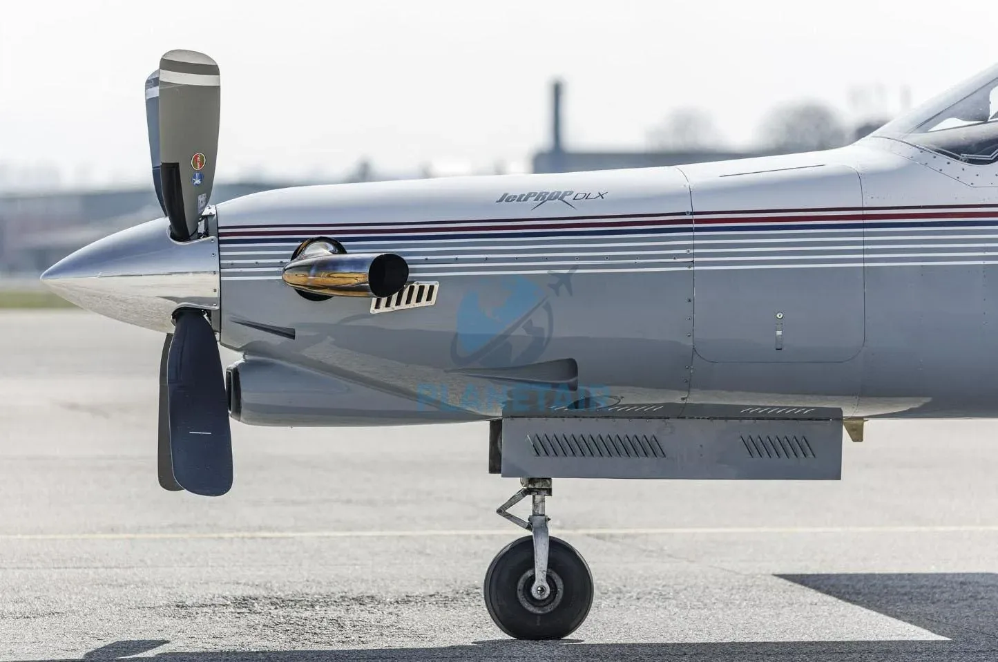 Exterior view of a 1990 Piper Jetprop DLX PA-46.