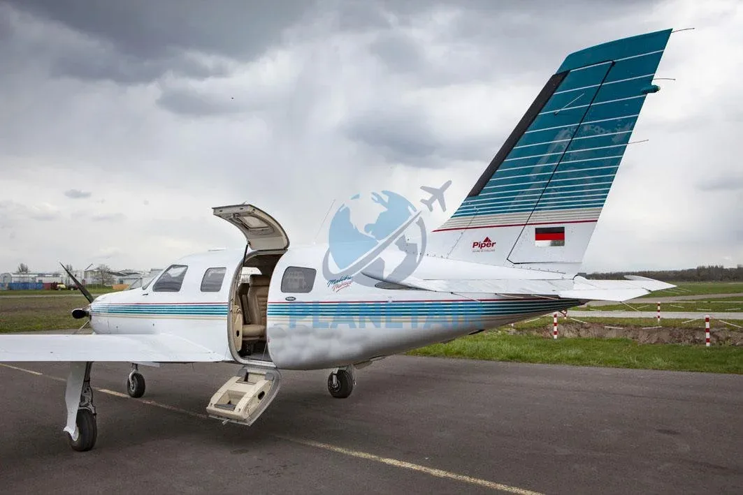 Exterior view of a 1995 Piper JETPROP DLX PA-46.