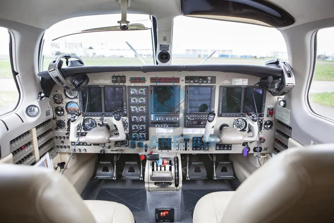 Cockpit and instrument panel of a 1995 Piper JETPROP DLX PA-46.