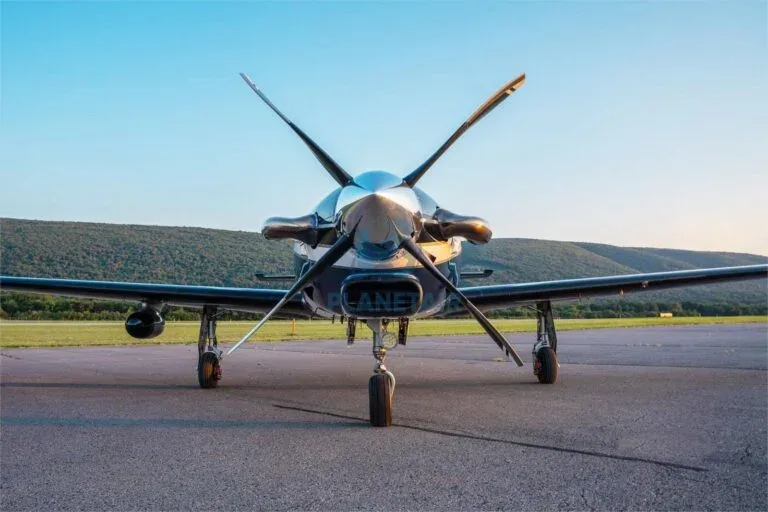 Exterior view of a 1996 Piper JETPROP DLX PA-46.