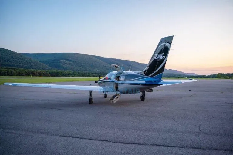 Exterior view of a 1996 Piper JETPROP DLX PA-46.
