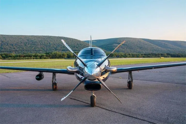 Exterior view of a 1996 Piper JETPROP DLX PA-46.