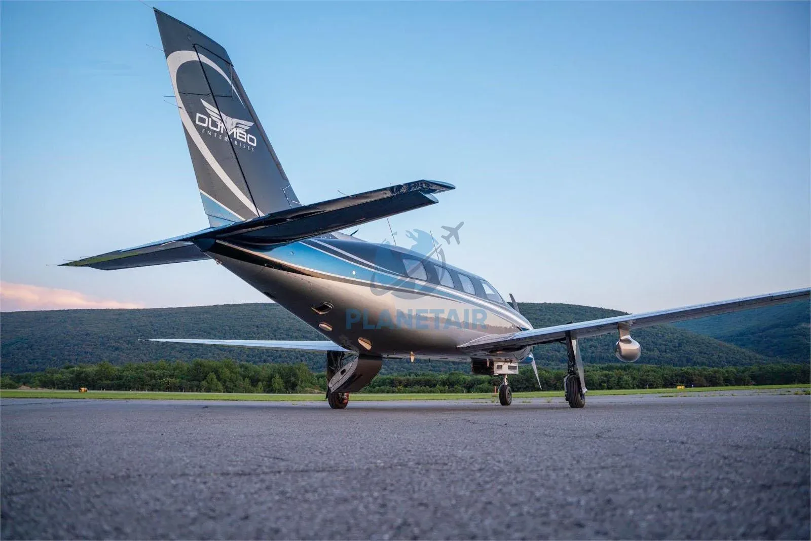 Exterior view of a 1996 Piper JETPROP DLX PA-46.