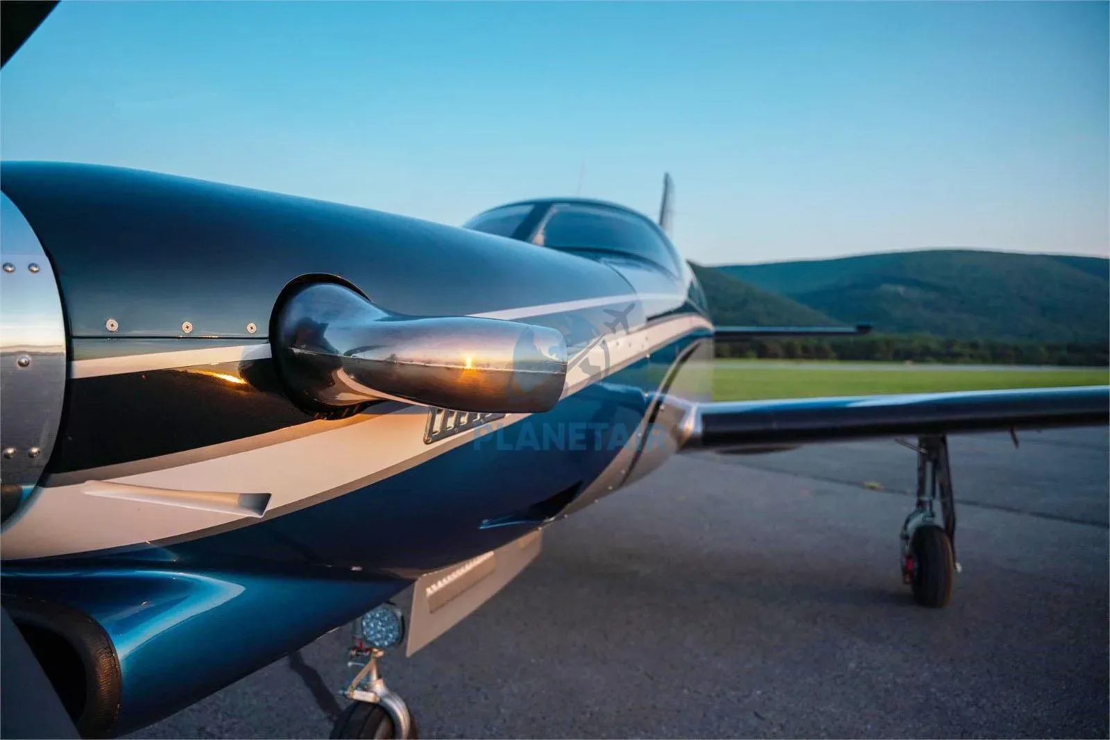 Exterior view of a 1996 Piper JETPROP DLX PA-46.