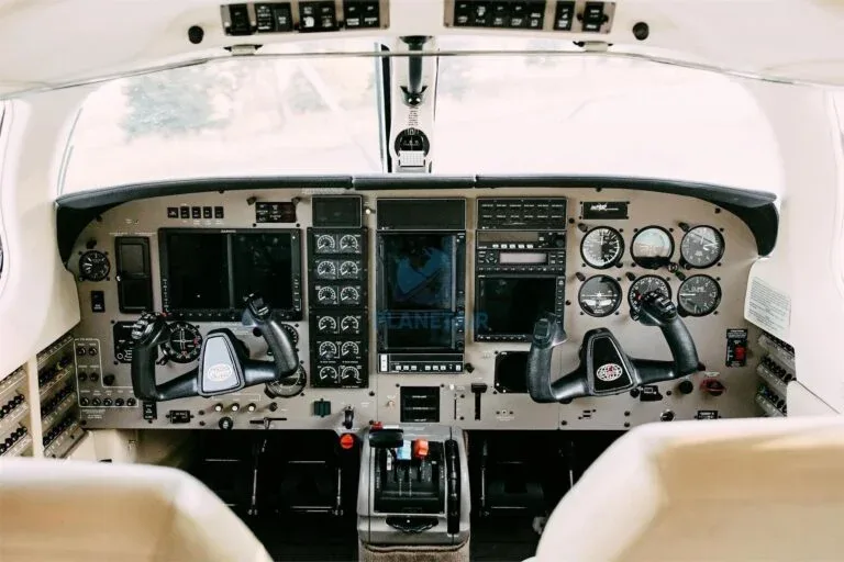 Cockpit and instrument panel of a 1998 Piper JETPROP DLX PA-46.
