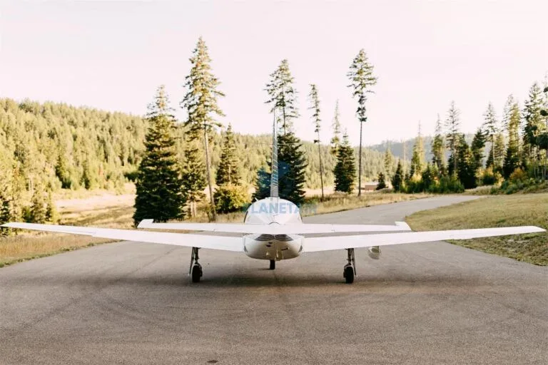 Exterior view of a 1998 Piper JETPROP DLX PA-46.