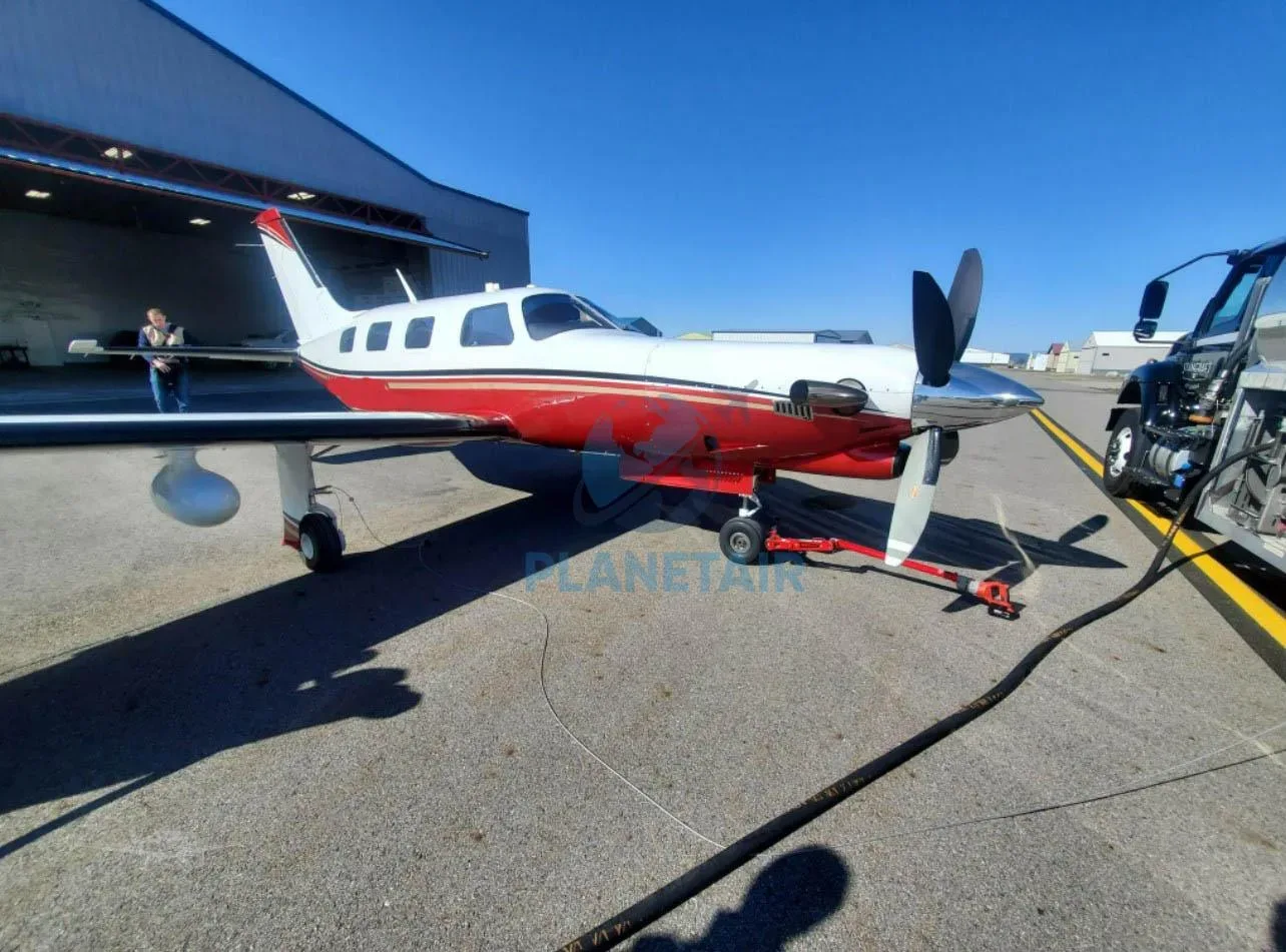 Exterior view of a 1999 Piper Jetprop DLX PA-46.