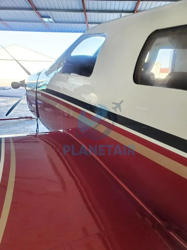 Exterior view of a 1999 Piper Jetprop DLX PA-46.