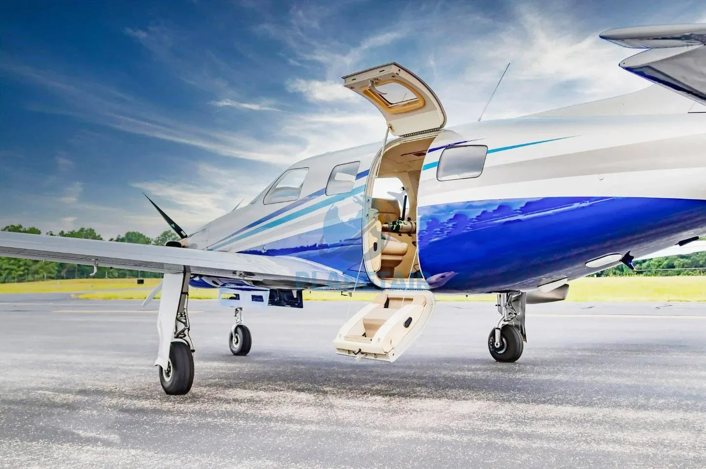 Exterior view of a 1999 Piper Jetprop DLX PA-46.