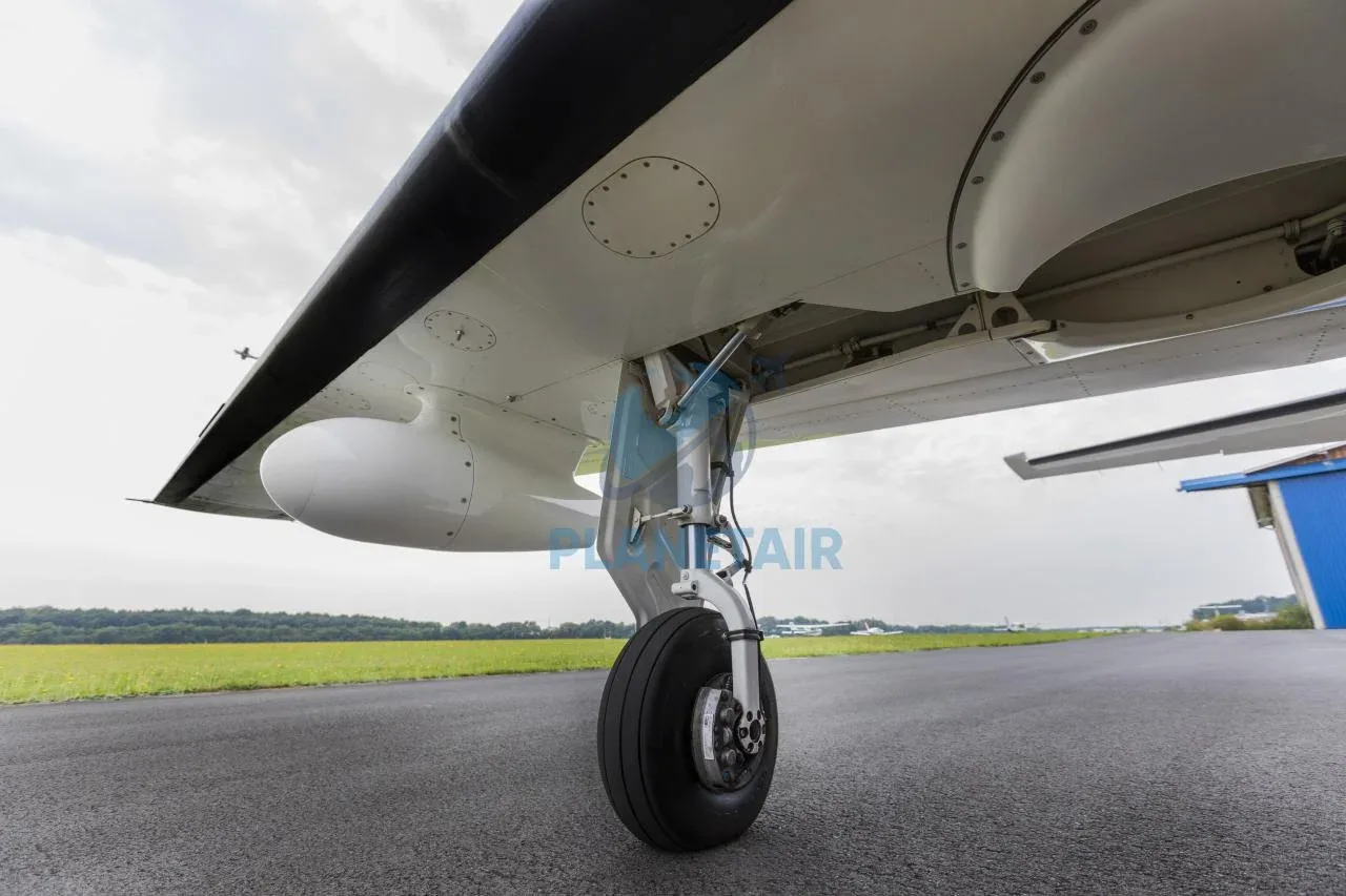 Exterior view of a 2003 Piper JETPROP DLX PA-46.