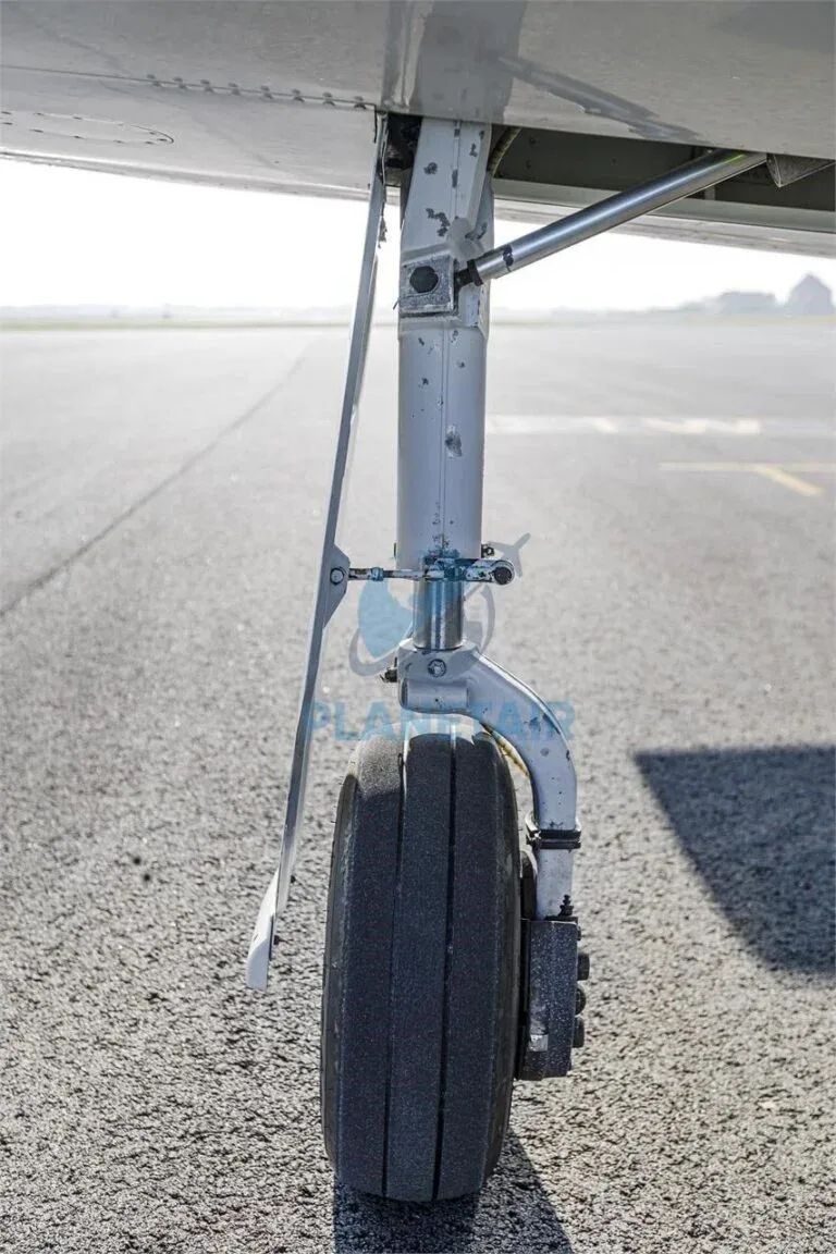 Exterior view of a 2004 Piper JETPROP DL PA-46.